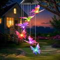 Campanilla de viento solar con mariposa multicolor