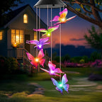 Campanilla de viento solar con mariposa multicolor