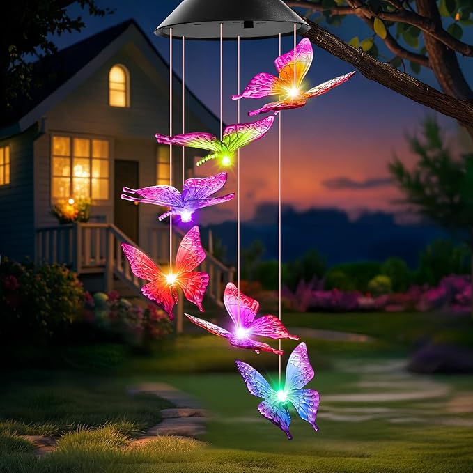 Campanilla de viento solar con mariposa multicolor