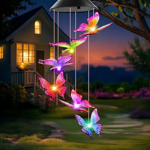 Campanilla de viento solar con mariposa multicolor